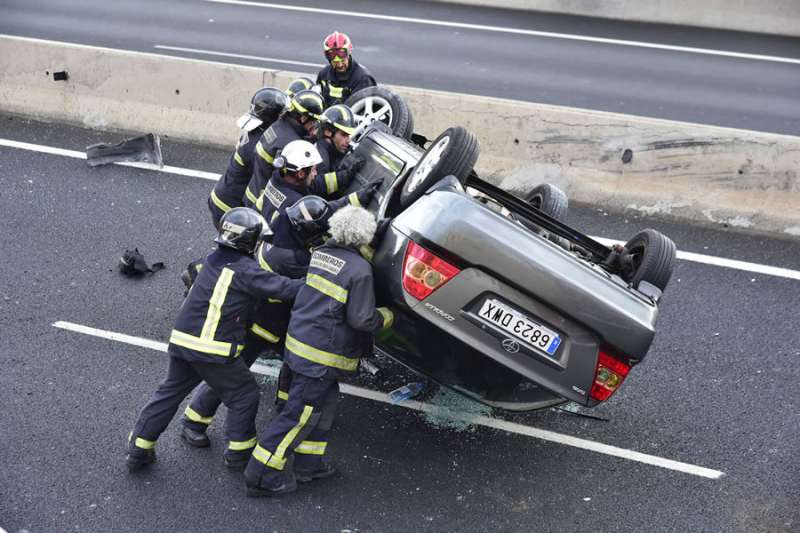 Three injured as car rolls over in an accident on the GC-1 motorway