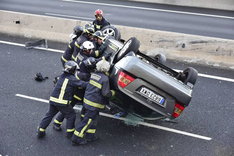 Three injured as car rolls over in an accident on the GC-1 motorway