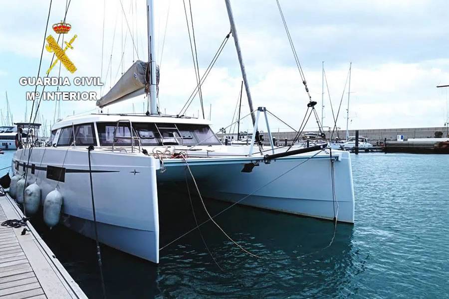 The Guardia Civil retrieves an empty catamaran drifting without a crew 