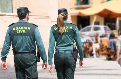 Police warn of the ‘2 euro method’ of pick pocketing after arresting three people 