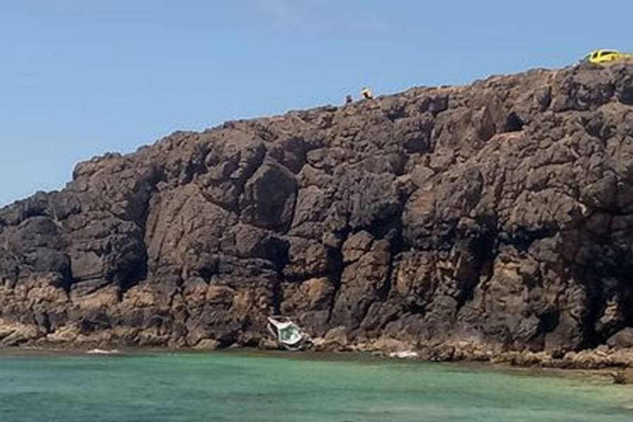 A car rolls off a cliff into the sea at El Tostón