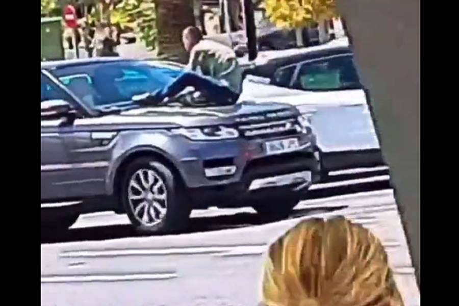 Video of man jumping onto bonnet of moving car in Los Cristianos goes viral