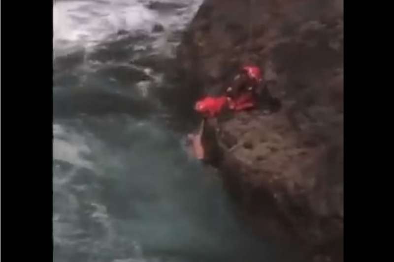 VIDEO: Sea rescue as the lives of two men are saved on the coast of La Aldea