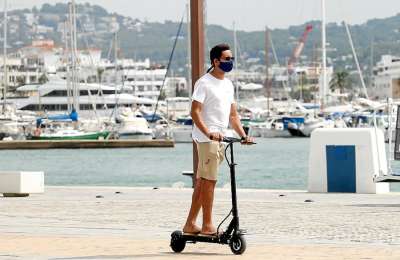 The new DGT manual clarifies rules of use and fines for electric scooters
