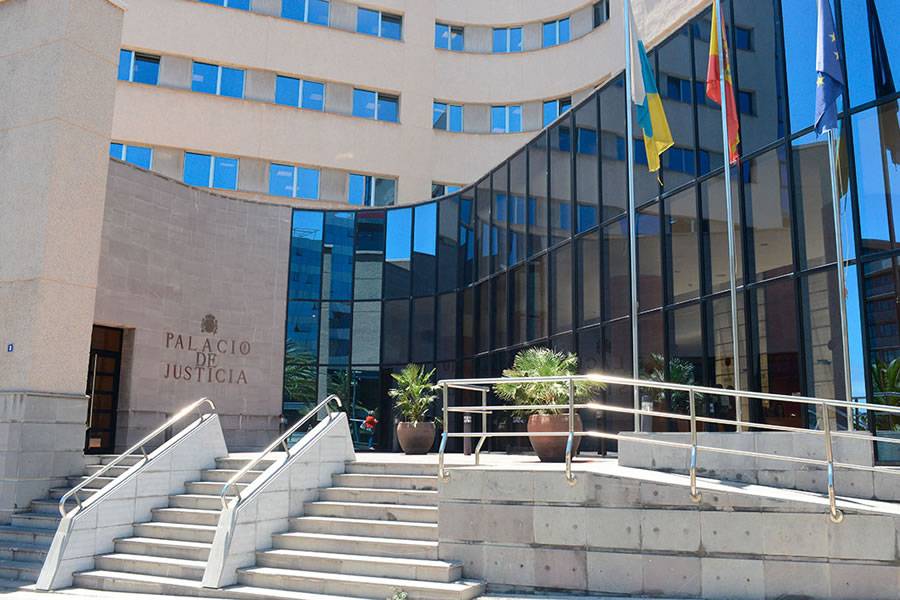 Prosecutors want 6 years for man caught filming naked children on beach in Adeje