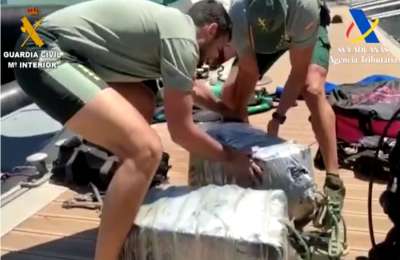Police divers find 80 kilos of cocaine hidden in the hull of a ship in the Canary Islands 