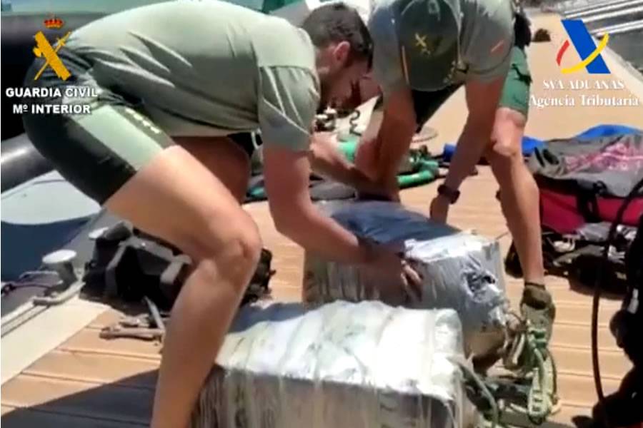 Police divers find 80 kilos of cocaine hidden in the hull of a ship in the Canary Islands 