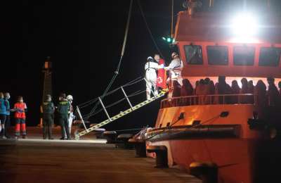118 immigrants rescued in two inflatable boats heading to the Canaries