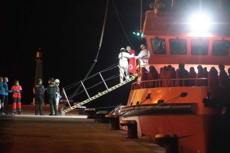 118 immigrants rescued in two inflatable boats heading to the Canaries