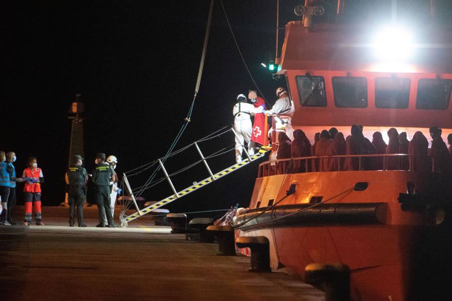 118 immigrants rescued in two inflatable boats heading to the Canaries
