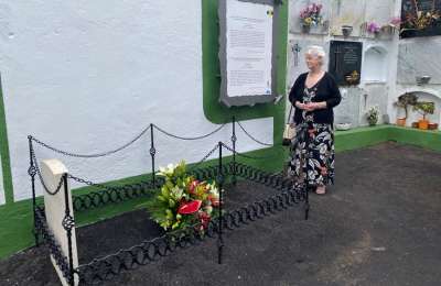 Emotional visit of British soldiers’ family to La Palma cemetery for first time in 79 years