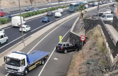 A 5-year-old boy and his mother injured after hitting a wall on the TF-1 in Adeje