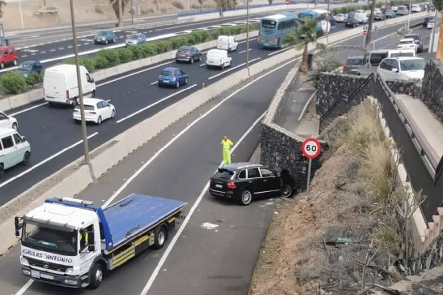 A 5-year-old boy and his mother injured after hitting a wall on the TF-1 in Adeje