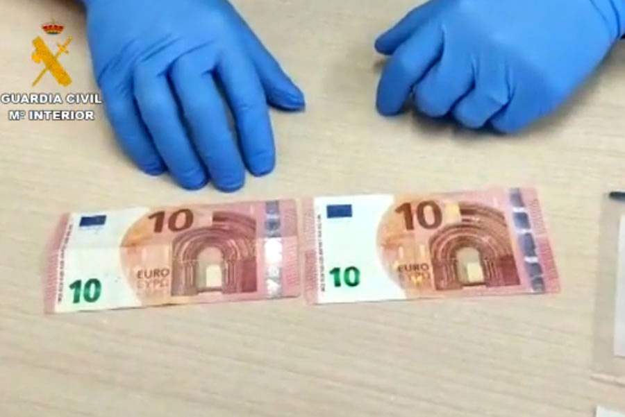 Two British tourists arrested for knowingly using fake 10 euro notes at a hotel