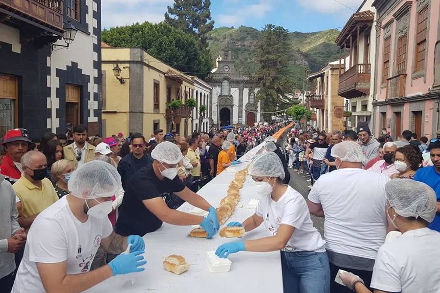 A record breaking 500-metre long chorizo baguette is made in Gran Canaria