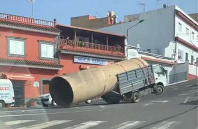 VIDEO: Lorry does a wheelie and crashes into a police car in the Canary Islands