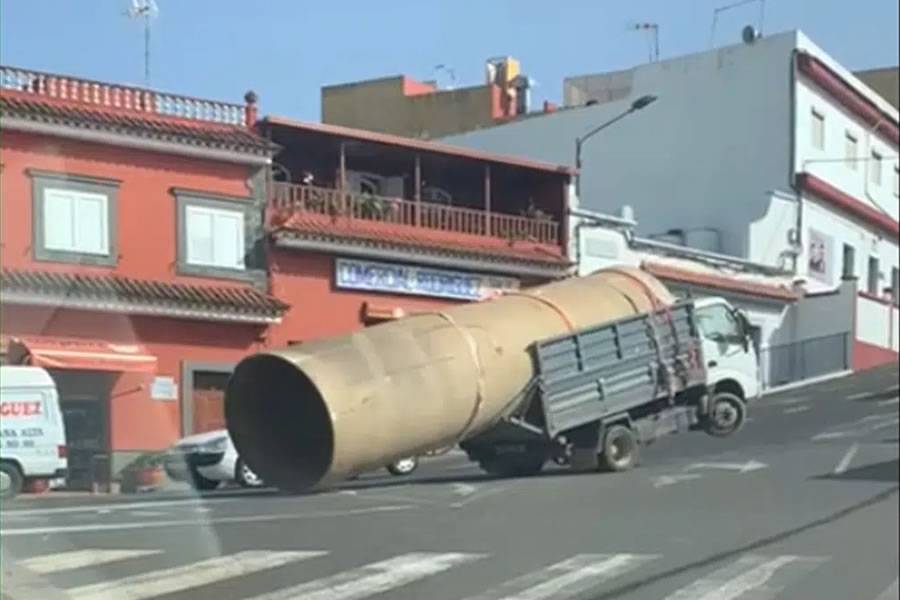 VIDEO: Lorry does a wheelie and crashes into a police car in the Canary Islands