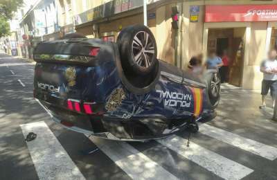 Police car ends up on roof after collision with another vehicle in Tenerife