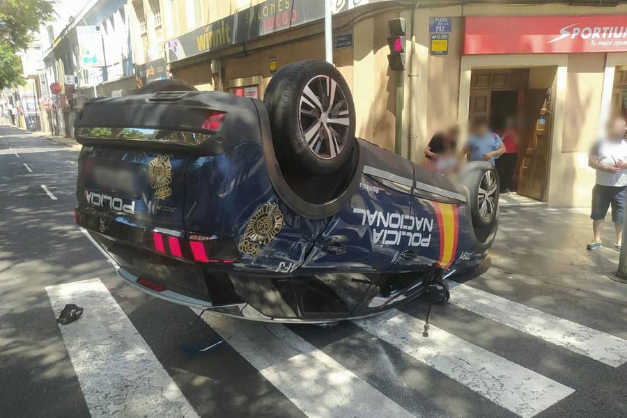 Police car ends up on roof after collision with another vehicle in Tenerife