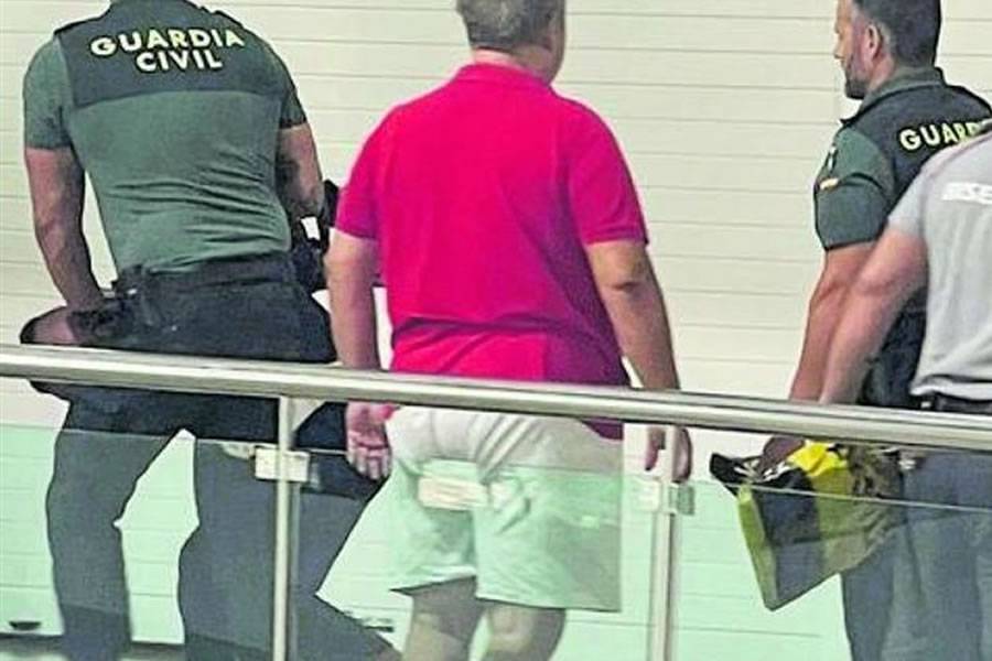 The owner of a jewellery store is injured in armed robbery in Tenerife 