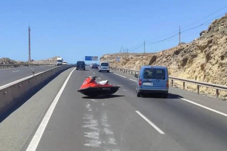 Scare for drivers who encounter a jet ski on the TF-1 motorway