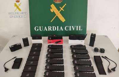 25 banned weapons seized from a family selling them in Gran Canaria