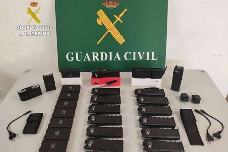 25 banned weapons seized from a family selling them in Gran Canaria