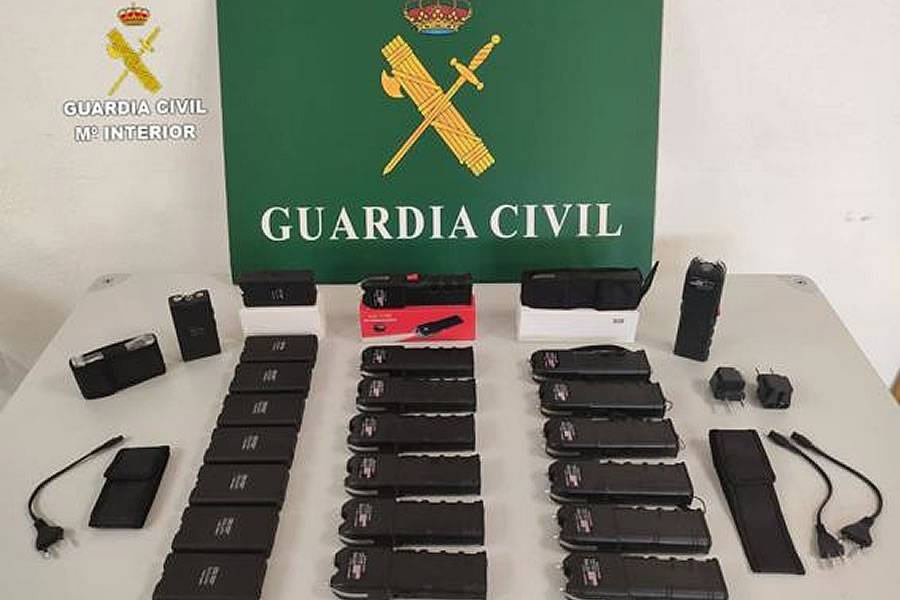 25 banned weapons seized from a family selling them in Gran Canaria