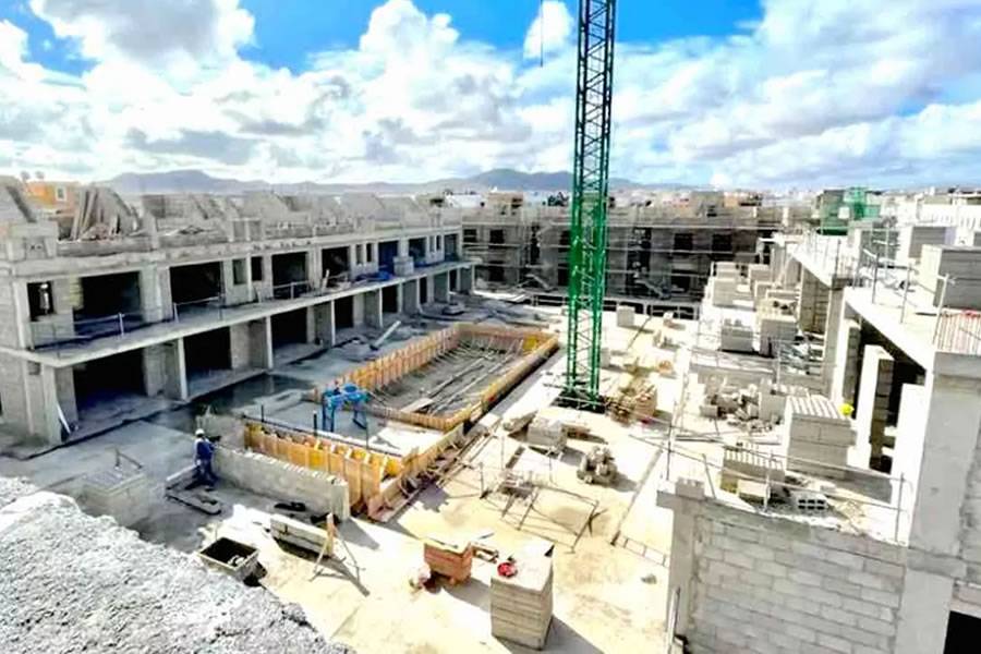 New 54 apartments and a 100-room hotel being built in El Cotillo