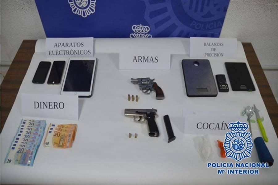 Man arrested in possession of drugs and two pistols in Tenerife