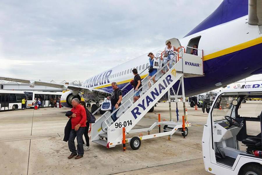 Man arrested after trying to force open emergency exit on Ryanair plane in Spain