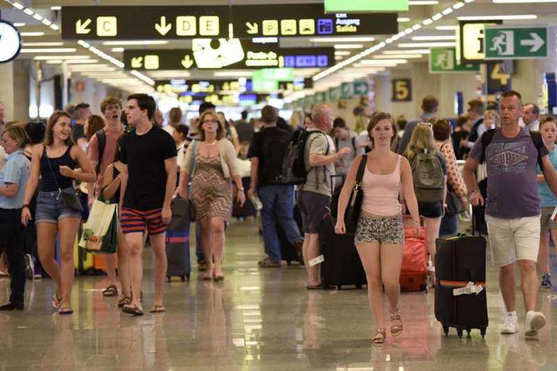 Exceltur warns of ‘major chaos’ at Canarian airports this summer