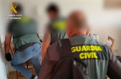 Two arrested for scamming a million euros posing as stock investors of a US company