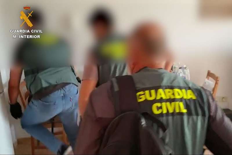Two arrested for scamming a million euros posing as stock investors of a US company