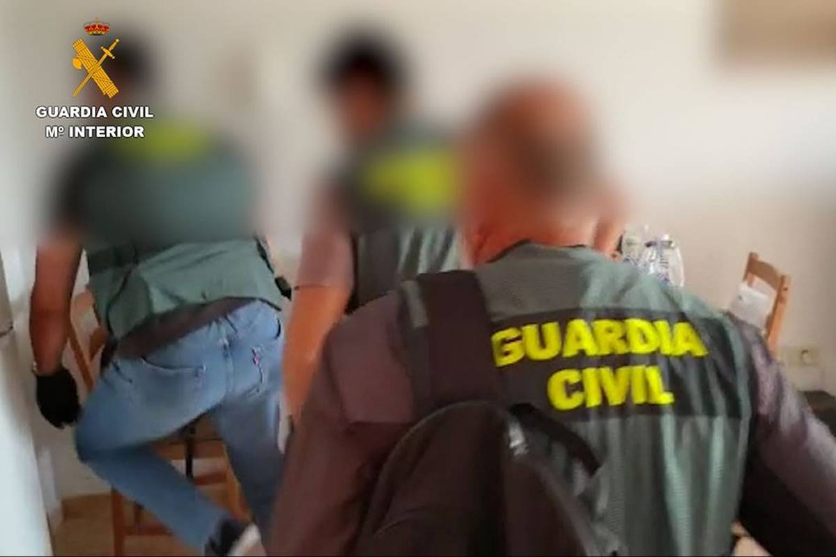 Two arrested for scamming a million euros posing as stock investors of a US company