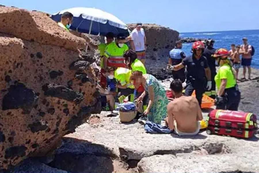 Man in critical condition after falling on to rocks by a Costa Adeje beach