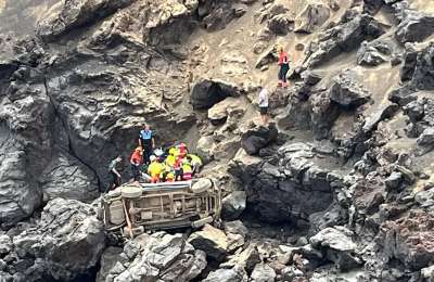 One killed and one seriously injured as a car plunges down a cliff in Tinajo
