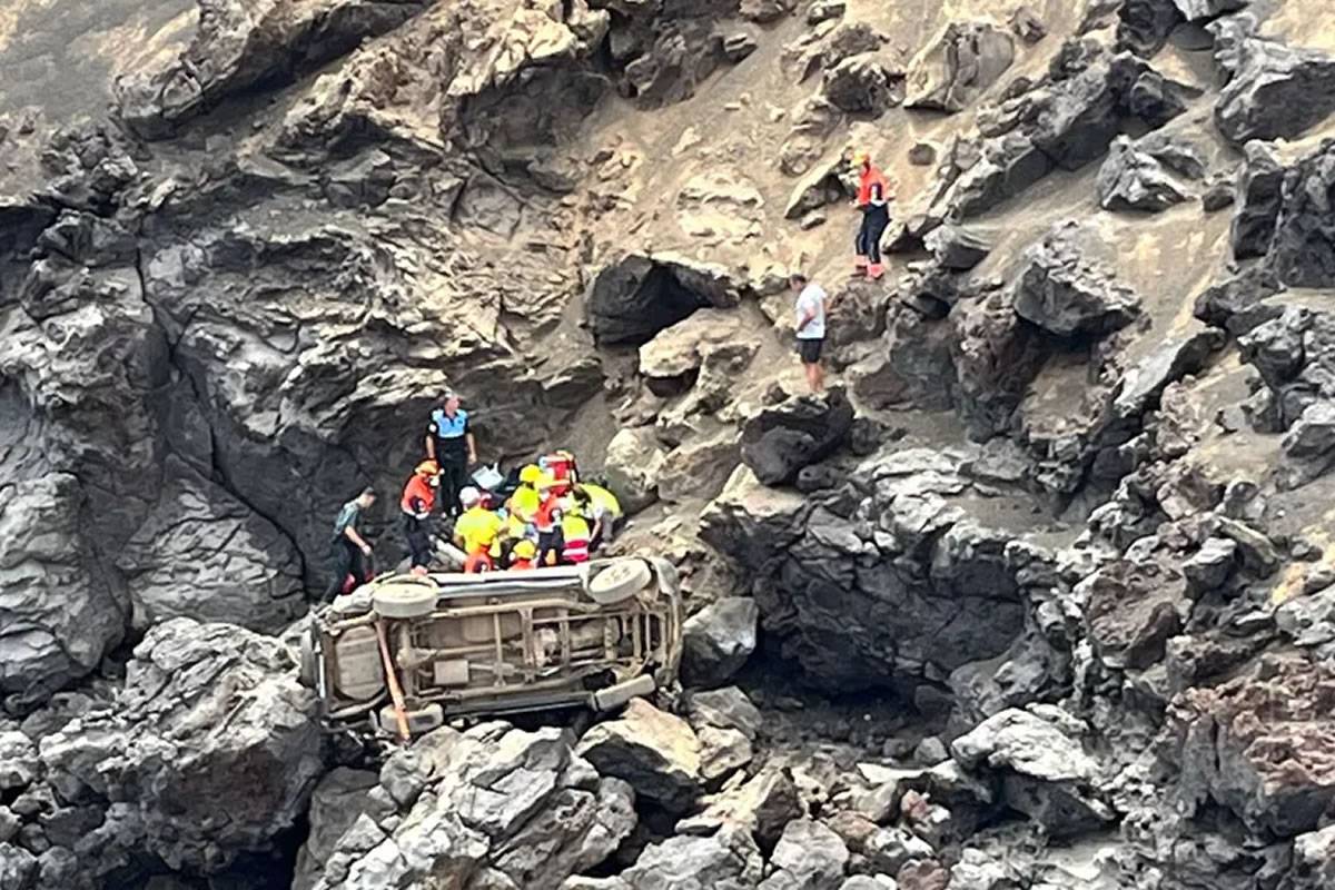 One killed and one seriously injured as a car plunges down a cliff in Tinajo