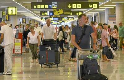 The Canaries lead tourist recovery with 919,098 international passengers in June