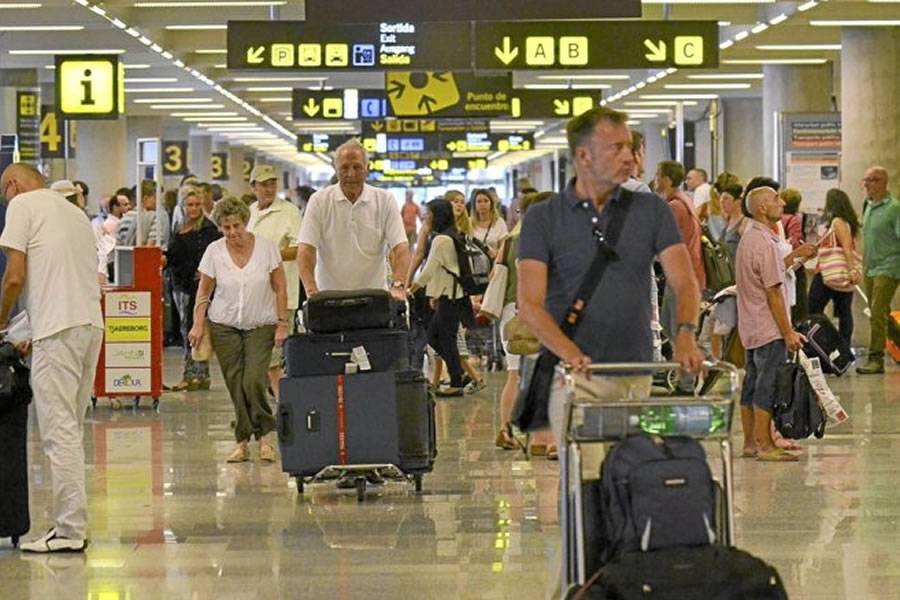 The Canaries lead tourist recovery with 919,098 international passengers in June