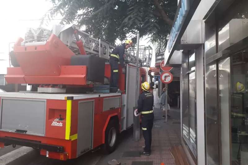 Firemen smash open an apartment to stop a man committing suicide