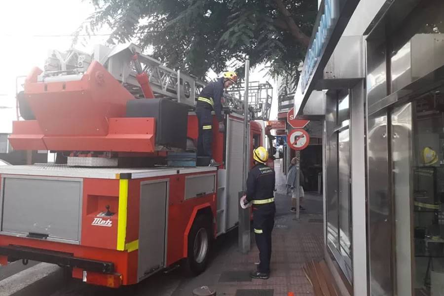Firemen smash open an apartment to stop a man committing suicide