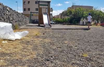 Two children are abandoned in a park in Tenerife by their mother