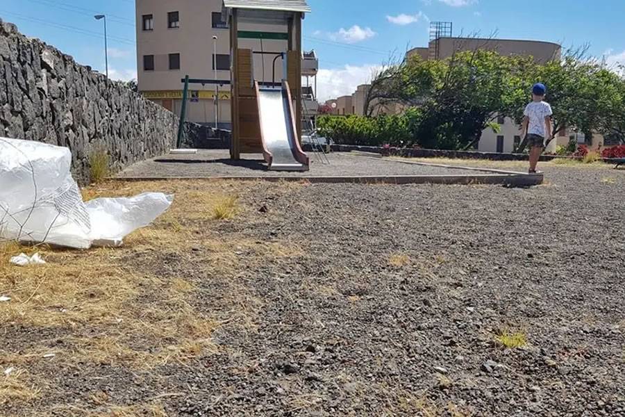 Two children are abandoned in a park in Tenerife by their mother