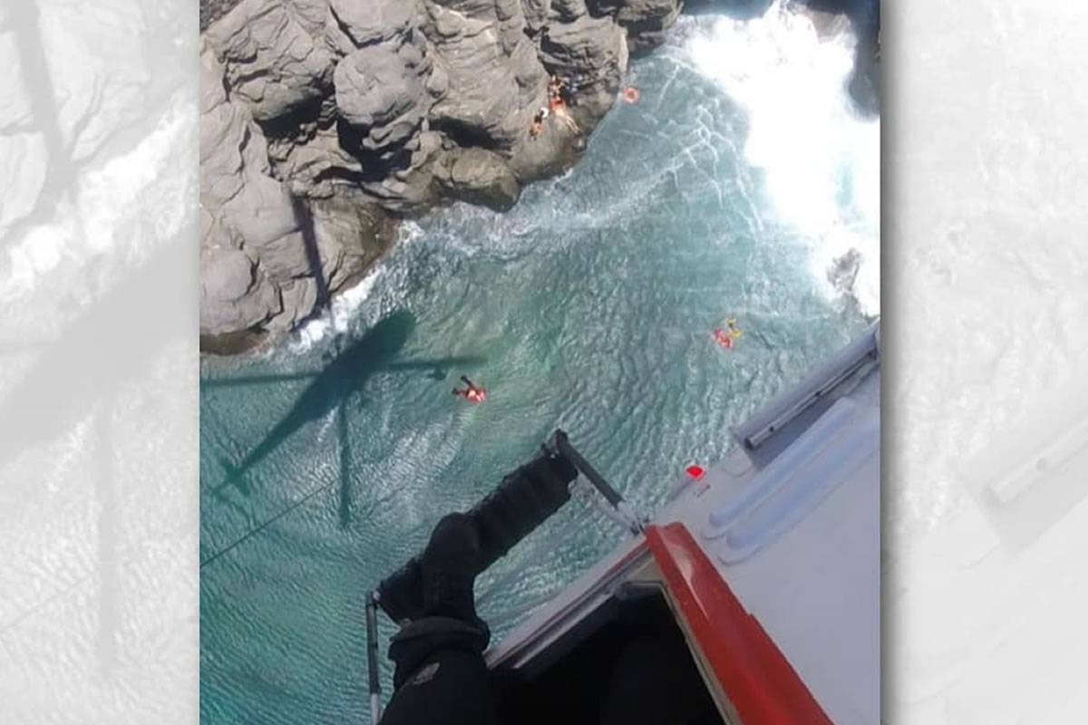 One killed as a group of six men jump from cliffs in the south of Tenerife into the sea