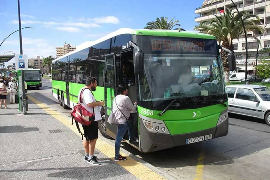 The Cabildo reduces cost of monthly bus passes by up to 13 euros in Tenerife