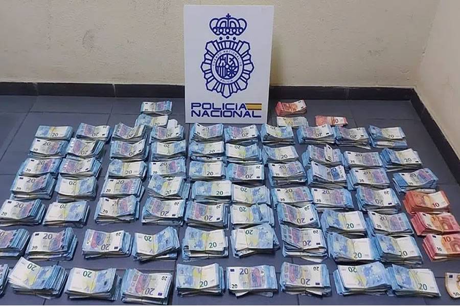 Man stopped in the middle of the street with a bag containing 275,400 euros