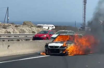 Car on fire in the middle of the TF-1 motorway in the south
