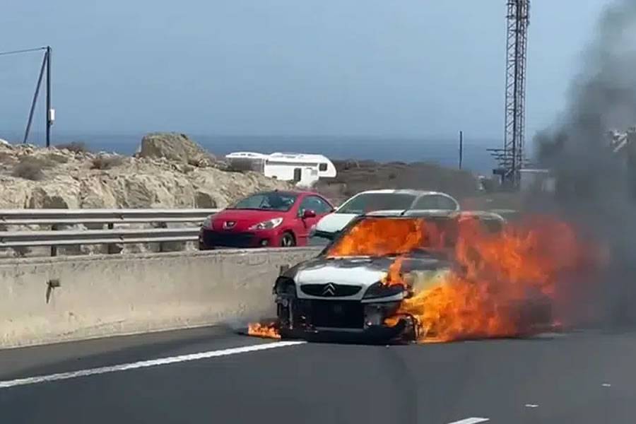 Car on fire in the middle of the TF-1 motorway in the south
