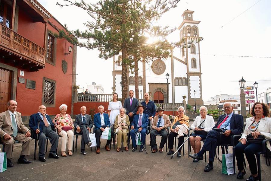 World record for 12 brothers and sisters with a combined age of 1,057 years old